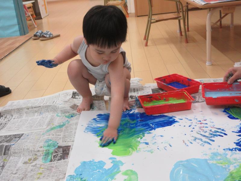 絵の具あそびしたよ♪　ほし組（２歳児）